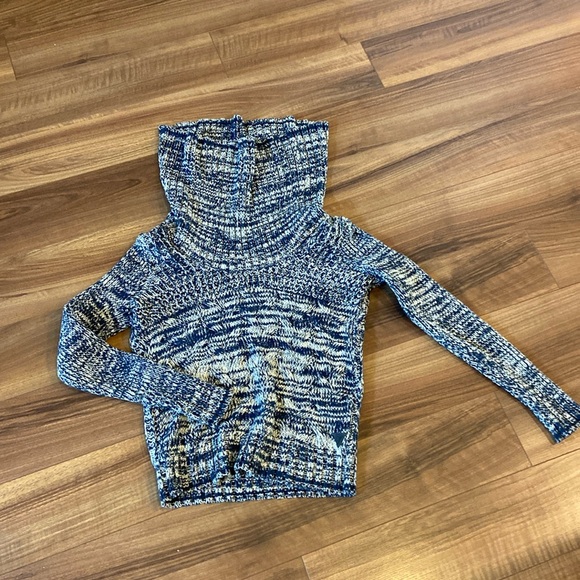 Guess - Cowlneck Cozy Swester - Picture 2 of 7